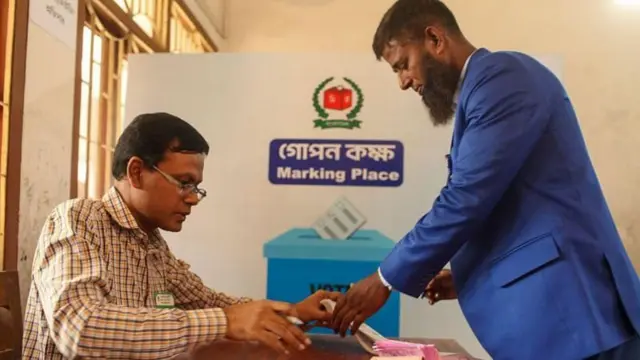 নির্বাচন কমিশনের তফসিল অনুযায়ী, ১২ই ফেব্রুয়ারি ত্রয়োদশ জাতীয় সংসদ নির্বাচন অনুষ্ঠিত হওয়ার কথা রয়েছে