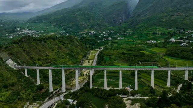 ယူနန်ပြည်နယ်ထဲက ဒါလီ-ရွှေလီ ရထားလမ်းပိုင်း