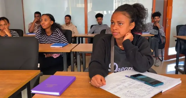 በስልጠና ተቋም ውስጥ ትምህርቷን የምትከታተል ወጣት