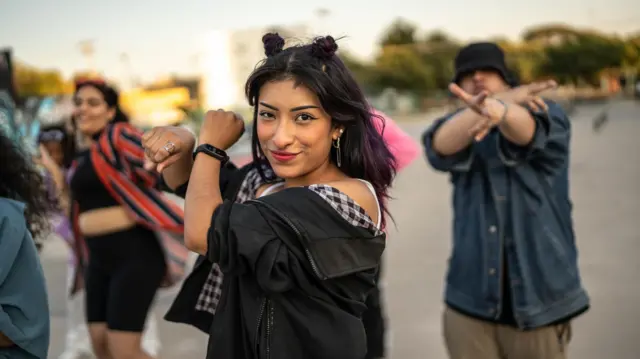 mulher dança hip hop com amigos