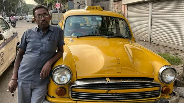 शंकर पासवान अपनी पीली टैक्सी के साथ 