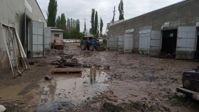 
Жээналиев  унаа оңдоочу жай бир жолу ылайдан тазалангандан кийинки сүрөт дейт