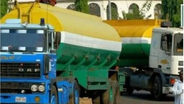 Ọkọ Tirela epo meji ti wọn kun ni awọ eweko ati goolu n rin loju popo