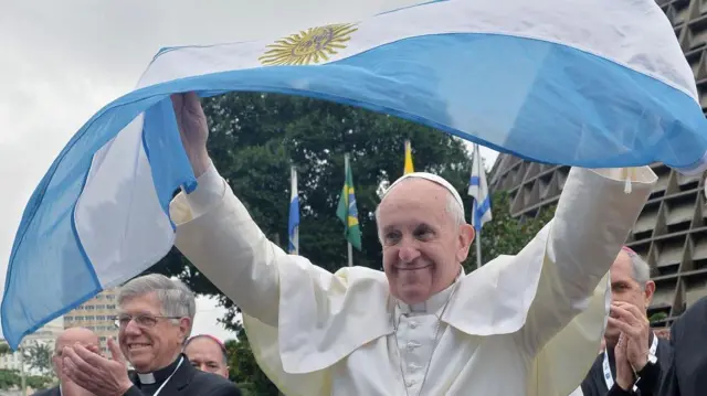 El papa Francisco con una bandera argentina 