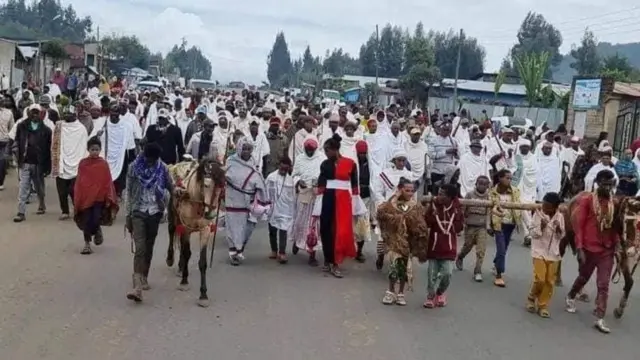 Ummata Salaalee araara kadhachuuf daandiitti bahe