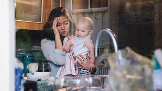 'தனியறையில் உடைந்து அழுதிருக்கிறேன்' - குழந்தை வளர்ப்பில் இளம் தாய்மார்களை வாட்டும் குற்ற உணர்ச்சி