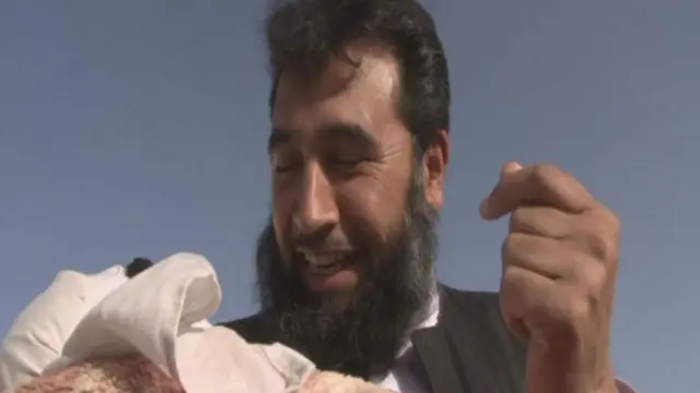 সন্তান কোলে পিতা