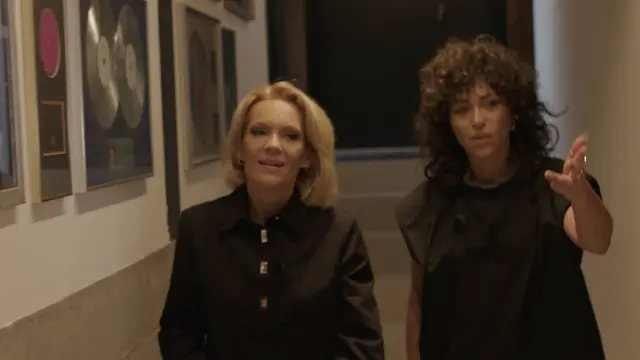 Kasia Madera i Natalia Kukulska idą korytarzem, obie ubrane są na czarno