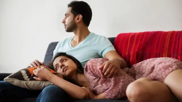 ਜੋੜਾ ਸੋਫੇ ਉੱਪਰ ਬੈਠਾ ਹੈ, ਦੇਖਣ ਨੂੂੰ ਉਦਾਸ ਲੱਗ ਰਿਹਾ ਹੈ