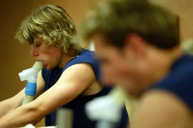 žena proverava kapacitet pluća