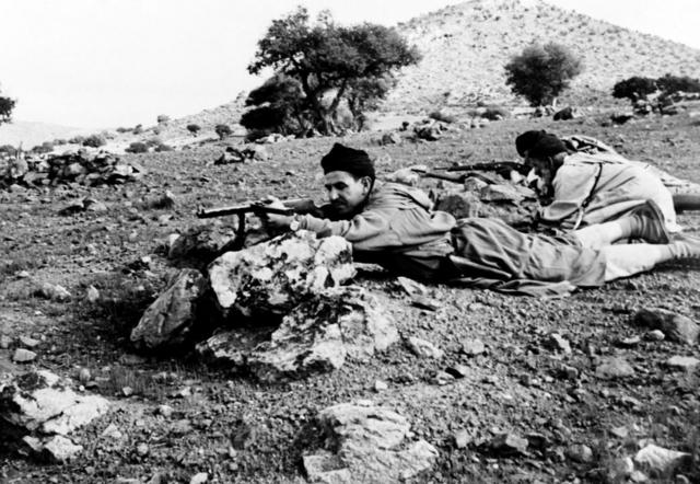 Guerrilleros marroquíes hacen guardia en una posición abandonada por fuerzas españolas en Ifni, en 1957. 