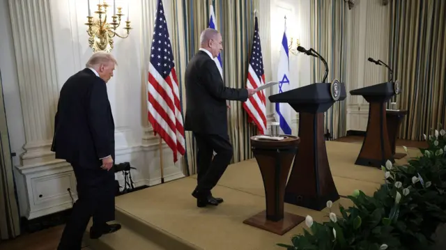 الرئيس الأمريكي دونالد ترامب ورئيس الوزراء الإسرائيلي بنيامين نتنياهو يصلان إلى مكان انعقاد مؤتمر مشترك في البيت الأبيض
