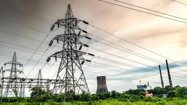 বিদ্যুতের বড় বড় পোল ও বিদ্যুতের তার দেখা যাচ্ছে