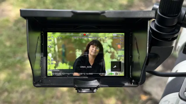 Блогерка Людмила Дардурова в центрі екрану камери