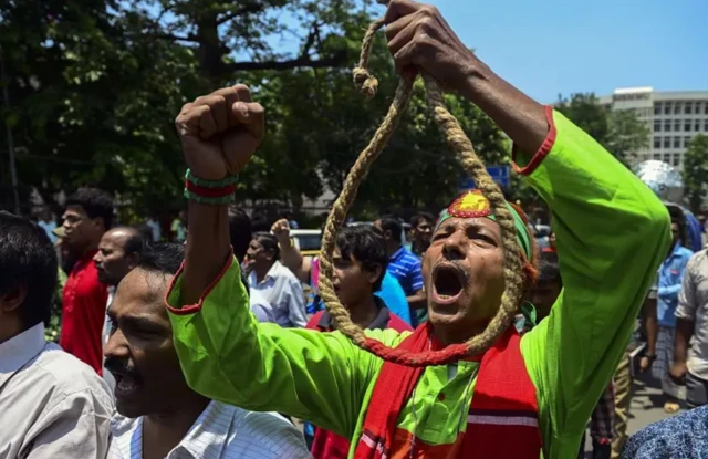 যুদ্ধাপরাধের বিচার ও জামায়াতে ইসলামীকে নিষিদ্ধ করার দাবি জোরালো হয়েছিল ২০১৩ সালে