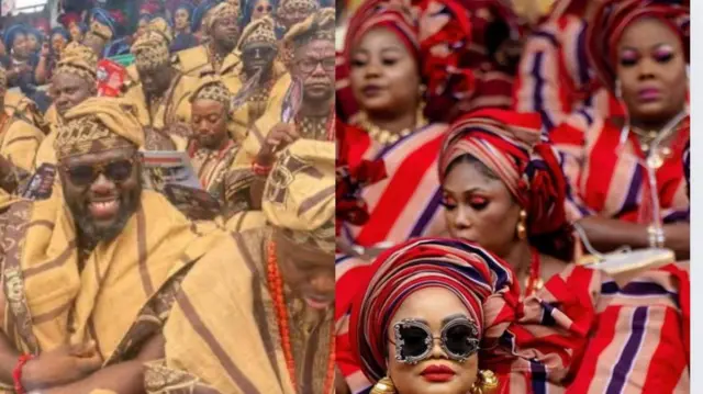 Àwọn ẹgbẹ́ ọkùnrin àti obìnrin jókòó. Àwọn ọkùnrin wọ aṣọ oke olómi wúrà nígbà tí àwọn obìnrin wọ aṣọ oke àti gele olómi wáìnì