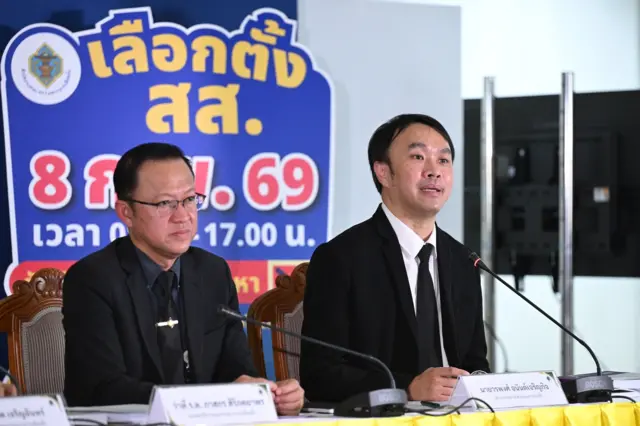 ผู้บริหารสำนักงาน กกต. ยอมรับระหว่างแถลงข่าวเมื่อ 13 ก.พ. ว่าบาร์โค้ดสามารถสแกนเชื่อมโยงไปยังต้นขั้วบัตรได้ แต่ไม่สามารถตรวจสอบได้ว่าผู้ใดลงคะแนนให้ใคร โดยมีจุดประสงค์เพื่อป้องกันการปลอมแปลงบัตร