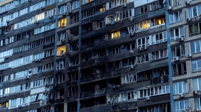 Поврежденный жилой дом в Киеве, 10 октября 2025 года 