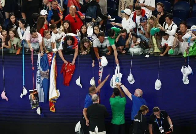 đoković potpisuje autograme navijačima