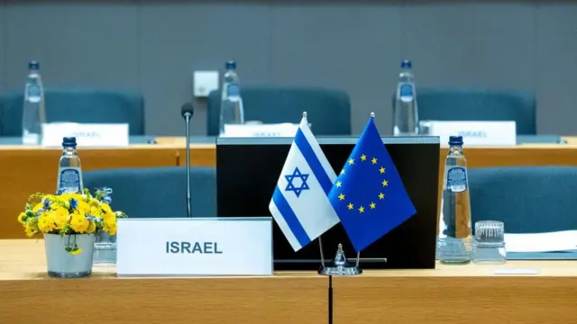 Masada bir İsrail bayrağı ve bir AB bayrağı görülüyor