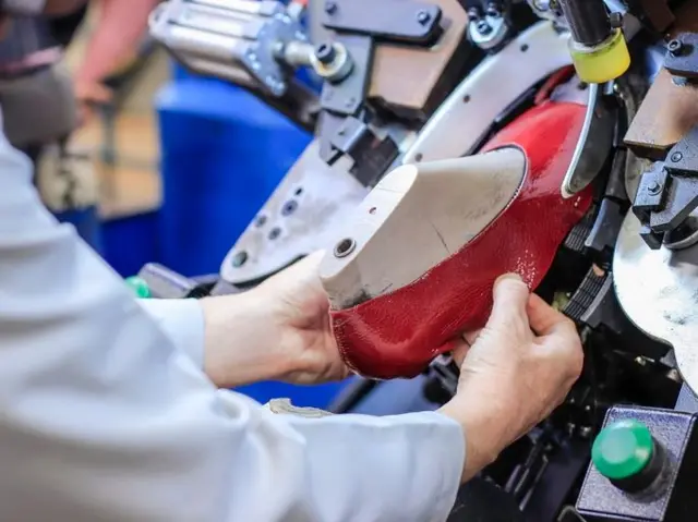 Sapato vermelho em linha de montagem