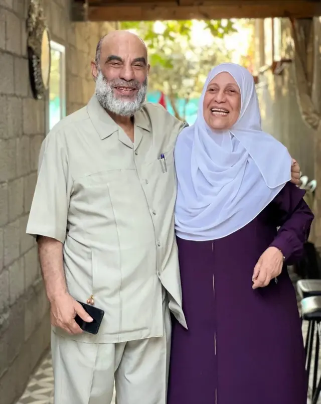 أحمد عبد العزيز أبو زبيدة رفقة زوجته التي عاش معها لأكثر من 45 عاماً، وحوصرا تحت الأنقاض، فقُتلت المرأة، ونجا هو