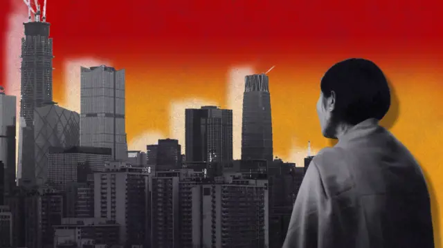 တရုတ်ကို လူကုန်ကူးခံရတဲ့အမျိုးသမီး ကျောပေးထားတဲ့ပုံနဲ့ ဘေကျင်းက အဆောက်အဦတွေကို အဝါနဲ့ အနီ ပေါင်းစပ်ထားတဲ့ သရုပ်ဖော်ပုံ 