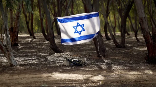 Le drapeau israélien qui flotte