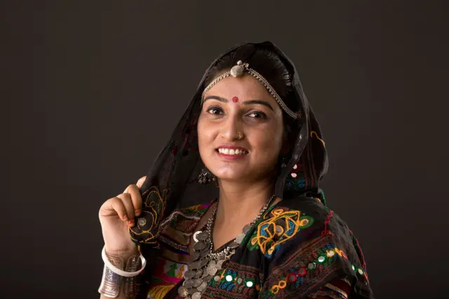 बंजारा समाजातील महिलेचे प्रातिनिधिक छायाचित्र