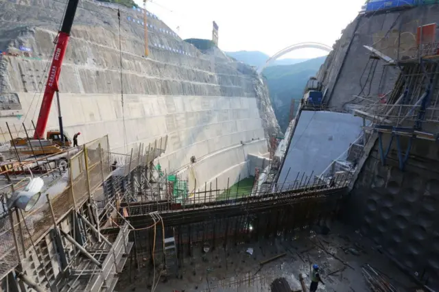 चीनमध्ये जगात सर्वाधिक धरणं आहेत पण त्यांच्या उभारणीत पर्यावरणाचं मोठं नुकसान होत असल्याची चर्चाही होते. 