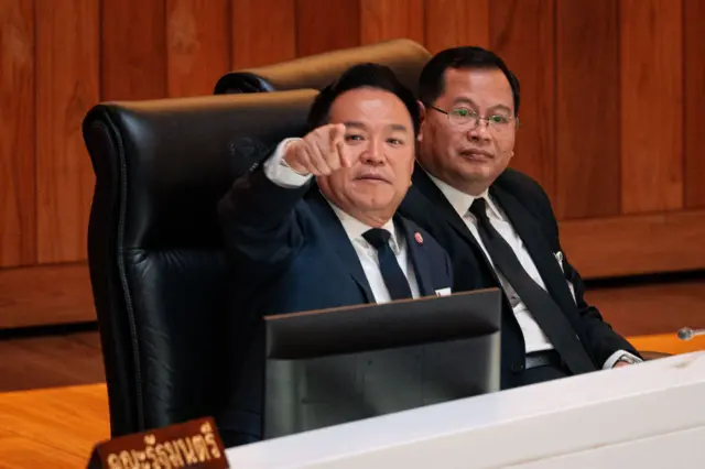 นายกฯ อนุทิน กับรองนายกฯ ฝ่ายกฎหมาย ปกรณ์ ในระหว่างการประชุมสภา
