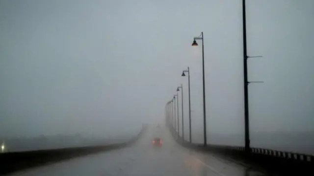 Un auto circula en una fuerte lluvia