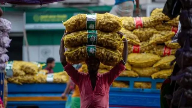 পরিবহন সেক্টরে চাঁদাবাজির প্রভাব পড়ে খাদ্য পণ্যের দামেও