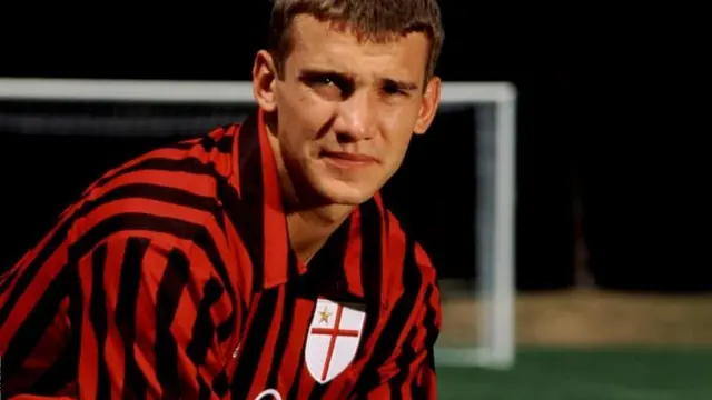 شوچنکو به یکی از سه عضو خط حمله آث میلان در کنار اولیور بیرهوف آلمانی و ژرژ وه‌آ لیبریایی بود