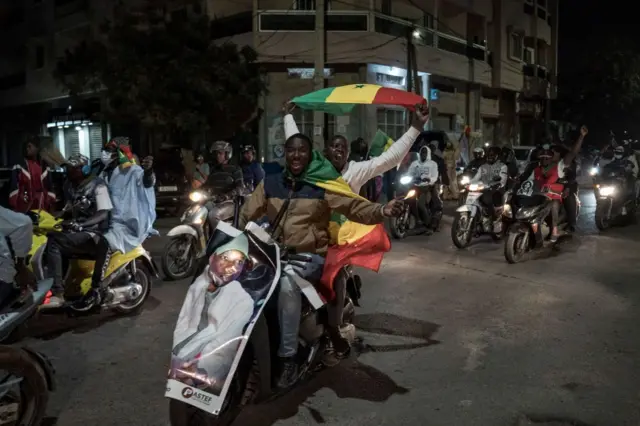 Des partisans de Bassirou Diomaye Faye, candidat à l'élection présidentielle, circulent dans un convoi de motos lors de l'élection présidentielle à Dakar, au Sénégal, le dimanche 24 mars 2024. 