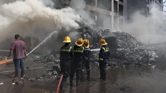 Bomberos trabajando en el lugar del accidente. 
