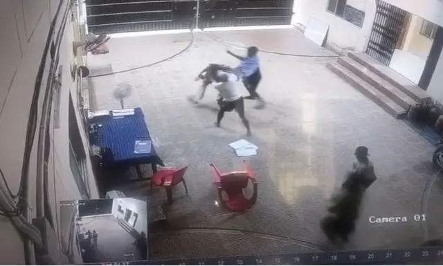 কারাগারের গেটে এক কারারক্ষীকে পেটাচ্ছে দুই বন্দি