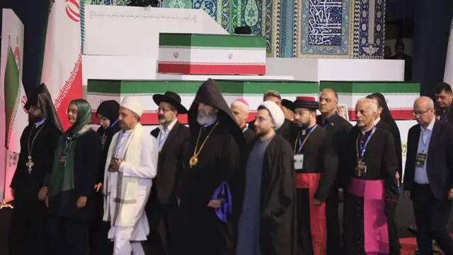 شخصيات دينية من طوائف مختلقة تقدم واجب العزاء في اليوم الأول لتشييع علي خامنئي في مصلى طهران