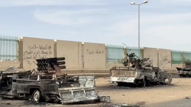 সেনাবাহিনীর আক্রমণে বিধ্বস্ত আরএসএফের সাঁজোয়া যান