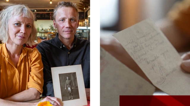 Композиція з двох зображень. На фотографії ліворуч зображена жінка в жовтій блузці, яка сидить поруч із чоловіком із коротким волоссям і в темно-синій сорочці. Обоє тримають у руках паперову фотографію, на якій зображений солдат у кілті та військовій кепці. На світлині праворуч — рукописний лист, який тримає людина в руках.