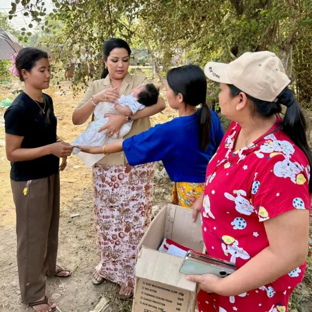 လမ်းဘေးမှာ စွန့်ပစ်ခံထားရတဲ့ ကလေးကို လာရောက်ခေါ်ယူတဲ့ ခိုင်နှင်းဝေ