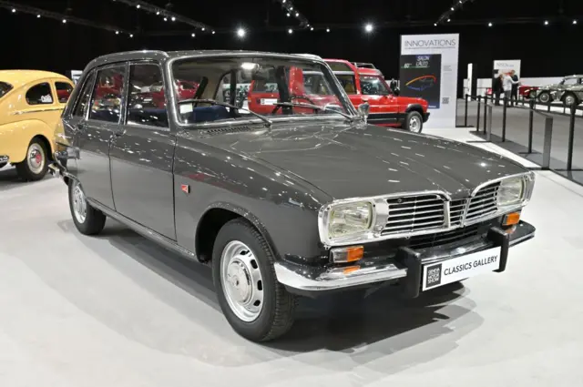 Une Renault 16 de 1965 est exposée lors du Salon de l'automobile de Genève 2024, à Palexpo, le 26 février 2024 à Genève (Suisse).