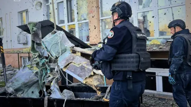 Після обстрілу в багатоповерхівці під Києвом залишилася частина ракети, яка не здетонувала