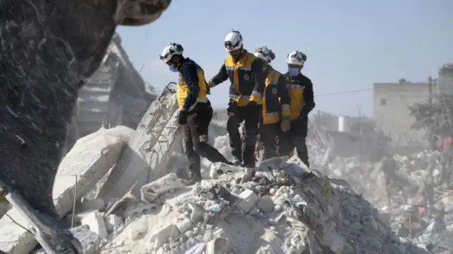 ধ্বংস্তূপের আবর্জনা সরানোর কাজ করছেন হোয়াইট হেলমেটের কর্মীরা।