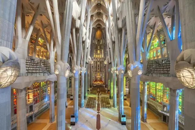Cikin ginin Sagrada Família