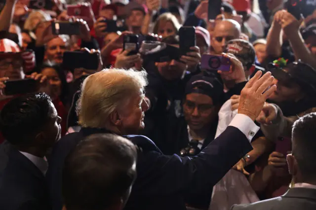 সমর্থকদের মধ্যে ডোনাল্ড ট্রাম্প