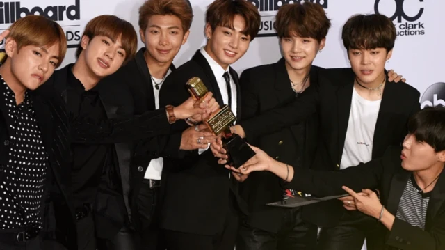 عکس دست جمعی یک گروه موسیقی کره جنوبی