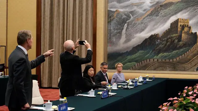 9月22日,史密斯在北京人民大會堂用手機拍攝長城畫。