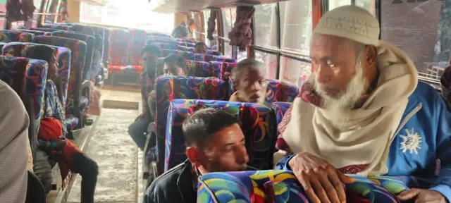 বাসে করেই অনেকেই শাহবাগের সমাবেশে যোগ দিতে ঢাকায় আসেন