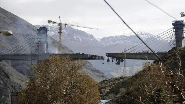 3 aprel 2026-cı ildə ABŞ və İsrailin İranın Kərəc şəhəri ilə paytaxt Tehranı birləşdirən körpünün hədəf aldığına hava hücumundan sonra B1 körpüsünün əhəmiyyətli hissələrinin dağıldığı görünür